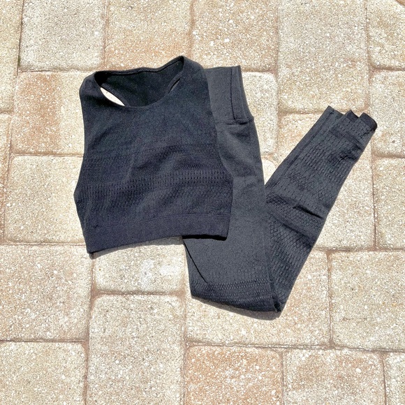 Fabletics 2-Piece Set - Picture 4 of 11